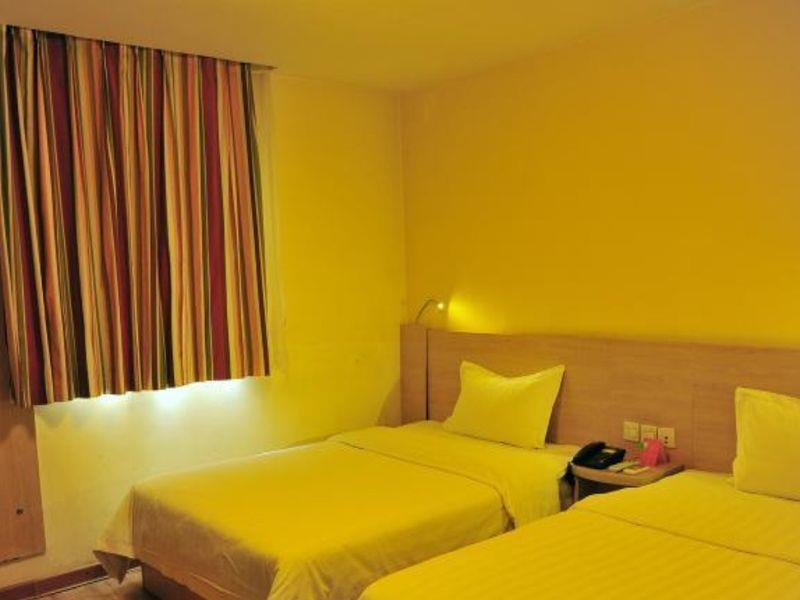 7 Days Inn Chengdu East Railway Station West Squar ภายนอก รูปภาพ