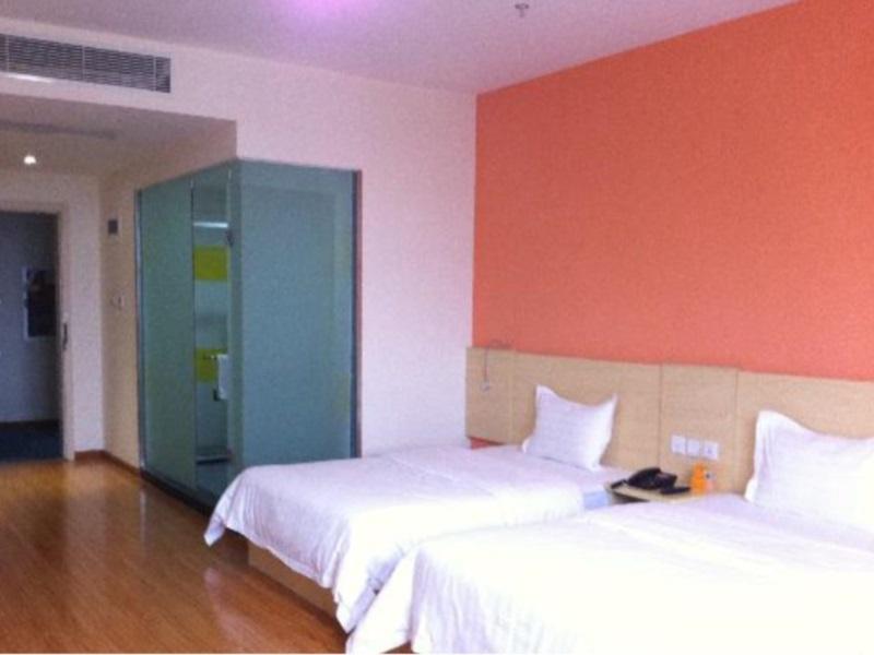 7 Days Inn Chengdu East Railway Station West Squar ภายนอก รูปภาพ